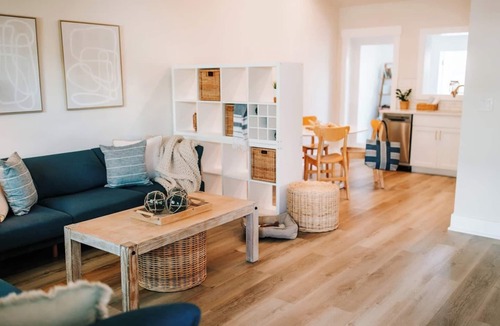 Downtown Dunedin Cottage | Private Yard Walk to Downtown Dunedin & Waterfront Pets Ok - Barefoot Parrot 2