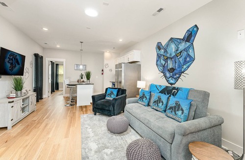 Third Ward House | Queen City's Den Uptown | Luxe Home w/Panther's Murals, & 5-Star Location | Walk to BOA | Sleeps 12