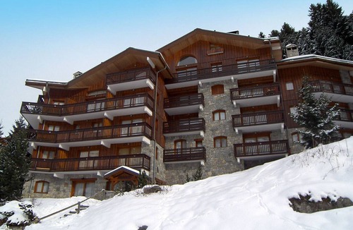 Meribel-Mottaret Apartment | Quiet duplex, bright living room with fireplace for 8 people