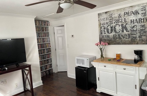 Chalmette Apartment | Quiet safe neighborhood 1bd/1ba mini suite, covered carport parking very private