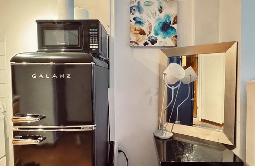 Lower East Side Apartment | Quiet Studio with Kitchen in Prime Manhattan - Lower East Side