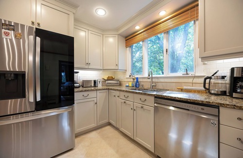 Thompsonville House | Quiet, upscale Boston Suburb stay-fast access to Boston hub & hospitals STR25-22