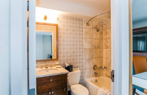 Charlotte Center City Hotel | Quiet Uptown Stay Near Local Restaurants and Cultural Spots