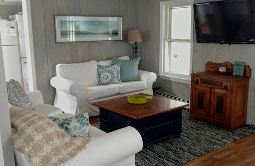Westbrook Center Cottage | RELAXATION! Inviting, Cozy NE Cottage, 2 min walk to 🏖️, Midcoast NYC, Boston.
