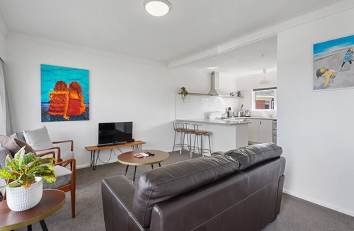 Takapuna House | Renovated Takapuna 2BR Apt - Parking