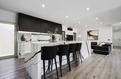 Craigieburn House | Resort-style family retreat with pool, gym & basketball