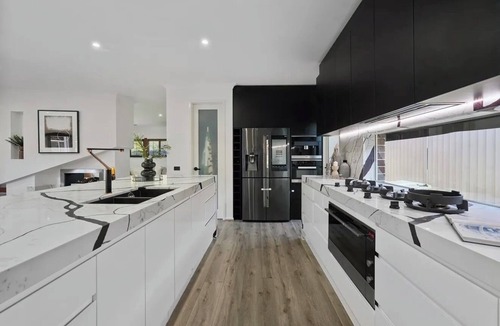 Craigieburn House | Resort-style family retreat with pool, gym & basketball