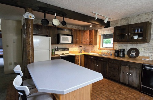 Cascade House | ~ Riverfront, Hot Tub, Mountain Views, 8 Beds ~
