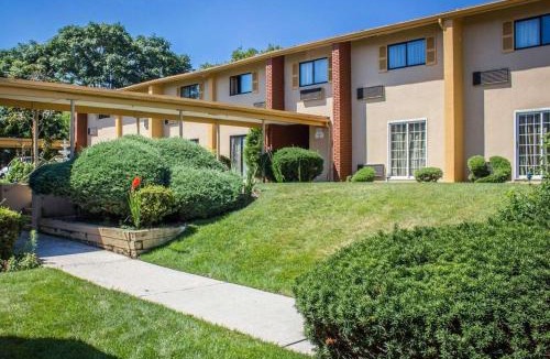 South Huntington Hotel | Rodeway Inn Huntington Station - Melville
