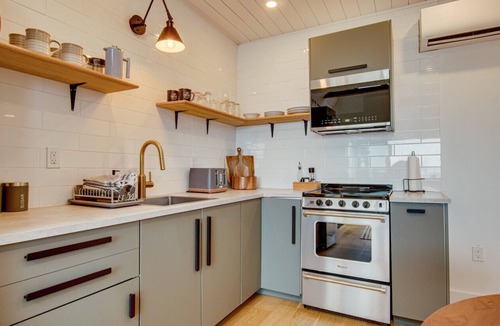 Dublin Shore Cabin | Romantic Oceanfront Retreat - Hot tub