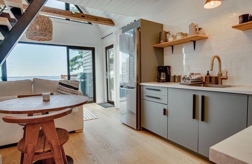Dublin Shore Cabin | Romantic Oceanfront Retreat - Hot tub