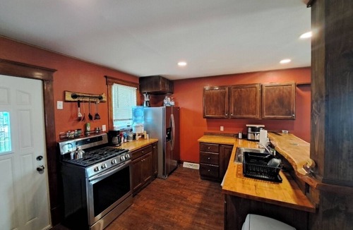 Fulton House | Rustic Charm & Cozy Comfort in Peaceful area. Family friendly pet friendly.