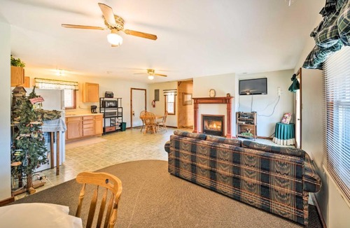 Bryant House | Rustic Iowa Cabin: 10 Mi to Maquoketa Caves