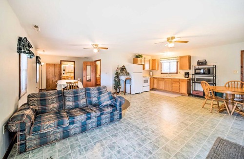 Bryant House | Rustic Iowa Cabin: 10 Mi to Maquoketa Caves