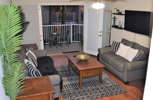 Metairie Condo | SAFE & CENTRALLY LOCATED 3Bed/1.5Ba 9 mins to Hospitals/French Quarter/Superdome