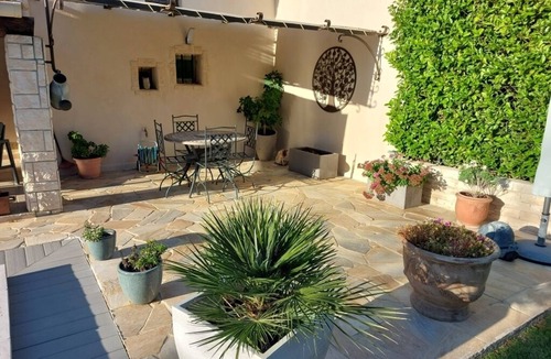 Plan-d'Orgon Apartment | Self-contained gîte for 2 people, with kitchen, close to the greenways.
