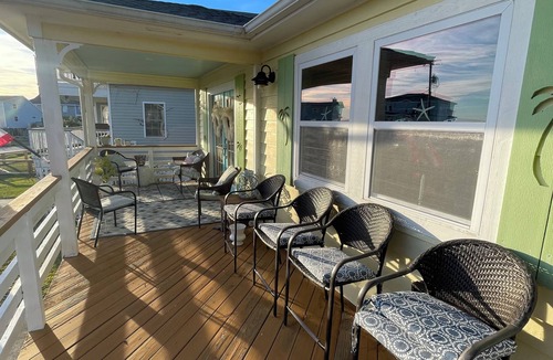 Colington Harbour House | "Semi-soundfront beach cottage with beautiful water views and pool access!