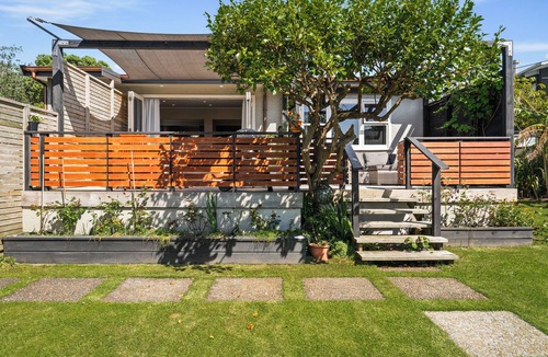 Muriwai House | SILVER SEAS RETREAT A cosy city escape in Muriwai Beach. Family and Dog Friendly