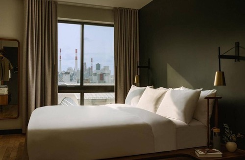 Queens Hotel | Sleek City Stay: Rooftop Access & Modern Decor Near MoMA PS1 & Sculpture Center