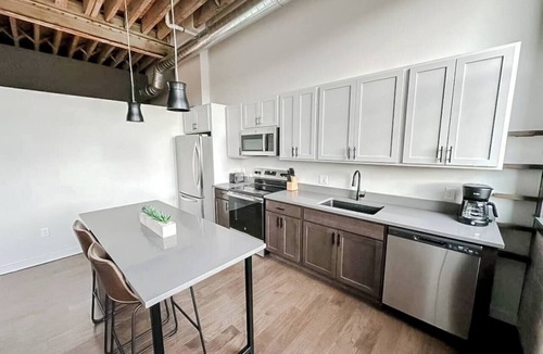 Newton Apartment | Sleepover | Stylish 1BD/1BA Loft - Newton