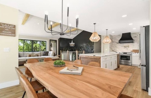 Brookfield House | Sleeps 18!Bring or rent a boat, pool table, 2 kitchens, large area to entertain.