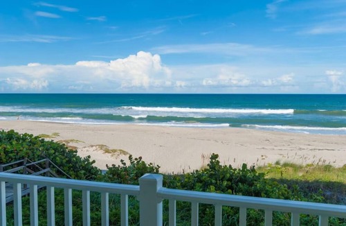 Indialantic By The Sea Resort | Soothing Seaside Stay: Scenic by the Ocean with Kitchen