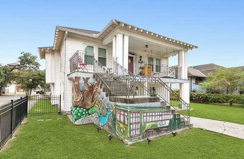 Leonidas House | Spacious 3-Bedroom Uptown House – Steps to Streetcar & Downtown