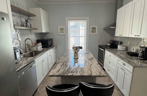Newell House | Spacious 3-BR Bungalow with Full Amenities Near University Area