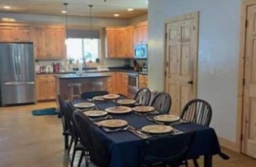 Martin City House | Spacious 4 BR Home near GNP