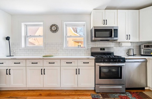 Hempstead House | Spacious 5BR Home Near NYC & JFK | Sleeps 12 | W/D