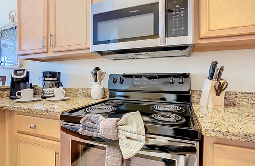 Calabay Parc Villa | Spacious 5BR Home w/Private Pool+Spa in Scenic Davenport Location