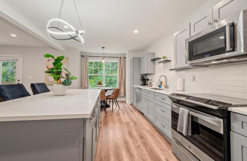 Maple Hill House | Spacious 5BR House with King Beds in Prime Location