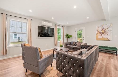 Maple Hill House | Spacious 5BR House with King Beds in Prime Location