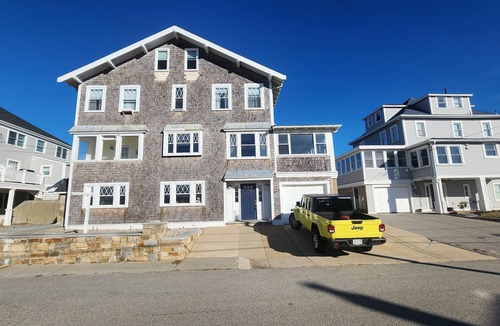Minot House | Spacious 6-bedroom oceanfront house in awesome Scituate w spectacular views.