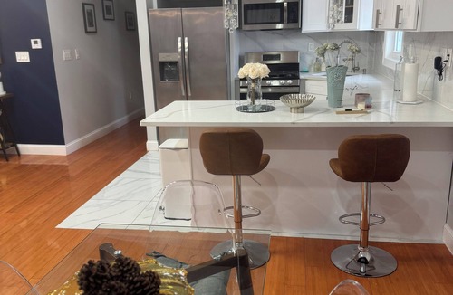Queens House | Spacious and modern 3BR/2BA Retreat with A/C – Minutes from Airports & the City