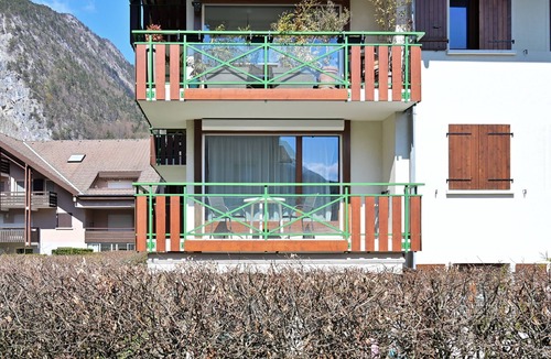 Thones Apartment | Spacious Apartment for 6 – Lake, Ski-in/Ski-out, Balcony & Wi-Fi