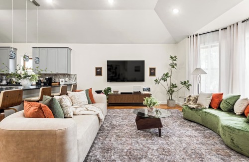 West Side House | Spacious Designer Large Home Near NYC with, Private Balcony, Fast Wifi Sleeps 12