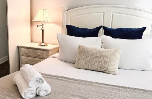 Downtown Apartment | Spacious Five-Bedroom, Sleeps 10, Walk to PPAC