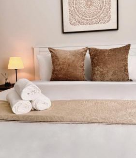 Downtown Apartment | Spacious Five-Bedroom, Sleeps 10, Walk to PPAC