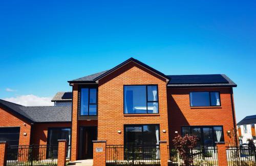 Cambridge Villa | Spacious Getaway in Cambridge - 4 Bedrooms House with 3 bathrooms