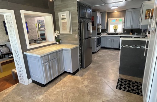 Melbourne House | Spacious ranch 7 minutes to the beach/airport, 3in1 game table , Pet friendly