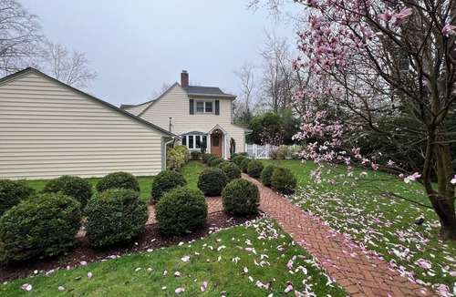 Roslyn Heights House | Spacious, serene and very private 5-bedroom house with AC in Roslyn Heights.
