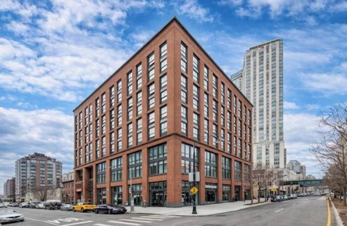 Hunters Point Apartment | Spacious Studio Perfect for Extended Stays + Queen Bed + Kitchen