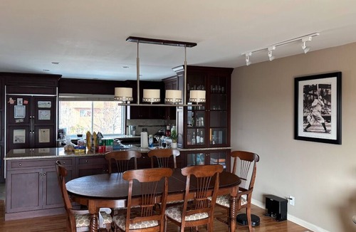 Hawthorne House | Spacious Townhome sleeps 12 in brilliant Hawthorne 14 miles from World Cup & NYC