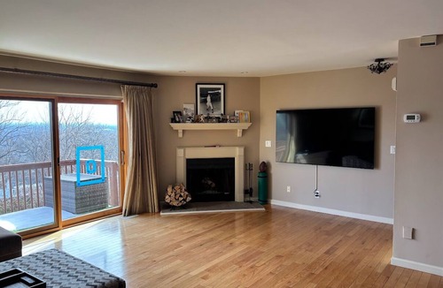 Hawthorne House | Spacious Townhome sleeps 12 in brilliant Hawthorne 14 miles from World Cup & NYC