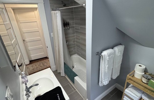 New Haven House | Spacious Yale 2BR with Full Kitchen & WiFi
