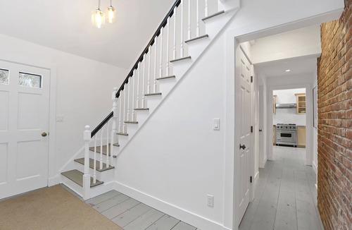 Clearwater Beach House | Springs Chic, Steps from private Gardiners Bay beach!