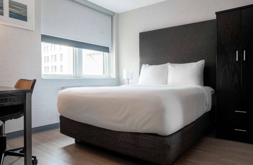 Williamsburg Hotel | Steps from Little Italy + Free Wi-Fi & Coffee Bar