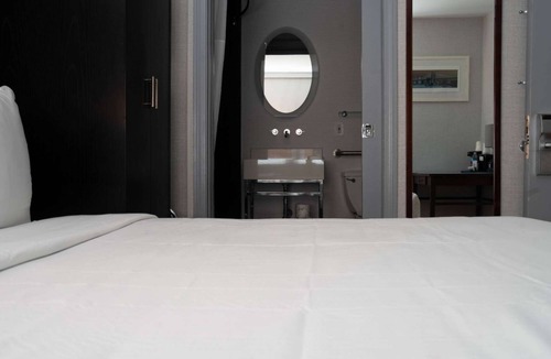 Williamsburg Hotel | Steps from Little Italy + Free Wi-Fi & Coffee Bar