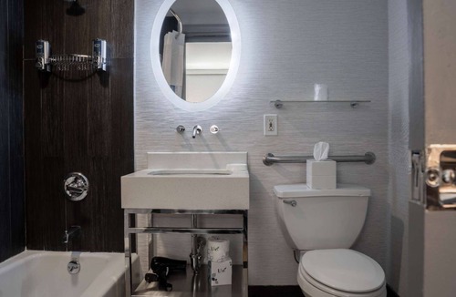 Williamsburg Hotel | Steps from Little Italy + Free Wi-Fi & Coffee Bar